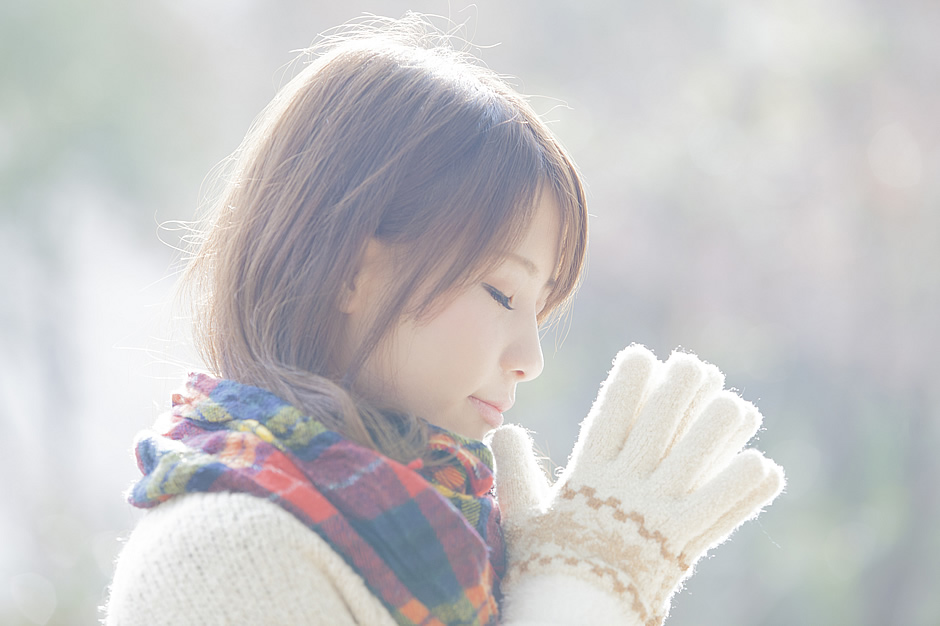 お願いをする女子高校生